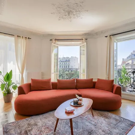 The Eiffel Tower View * باريس